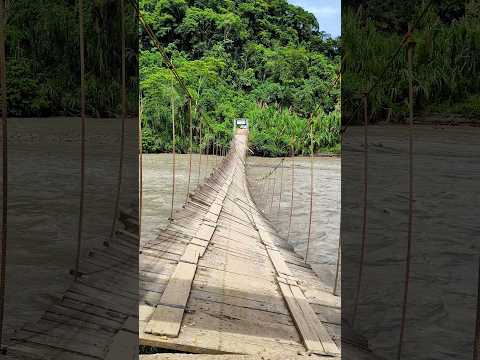 Cayó un automovil es este puente vehicular en Santa Fe (Caranavi)