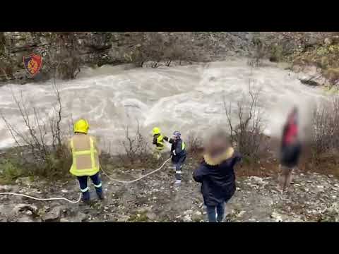 Përroi merr para makinën, zhduken baba e bir, shpëton vajza! Mjeti i mbuluar nga uji