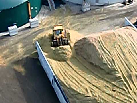 2 Volvo Radlader am Maisschieben