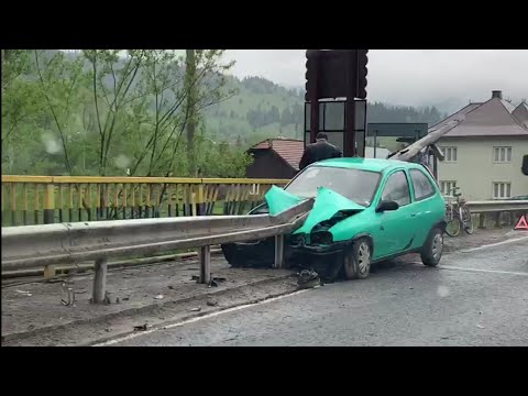 Mașină străpunsă de parapet, la Pojorâta