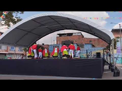 Renacer de los Laureles danzando con Nariño  representando los andes colombianos