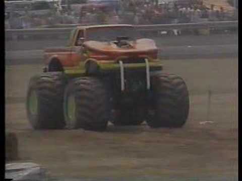 BIGFOOT vs SNAKE BITE monster trucks Part 2