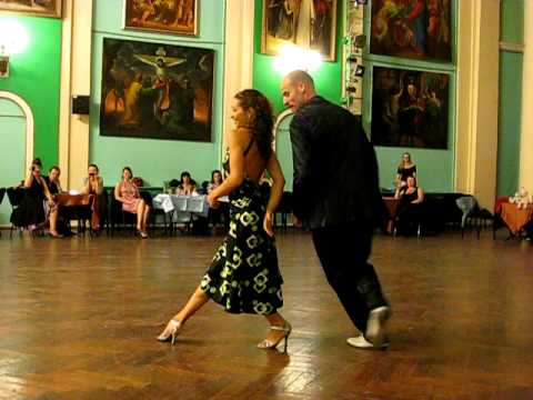  Juan Capriotti  and  Graciana Romeo  are  dancing  to  the  vals  "  Visión celeste  "  by  Juan D'Arienzo  in  2010
