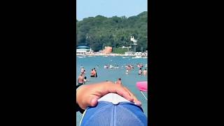 El momento en que un dron ataca una playa del mar Negro en Rusia