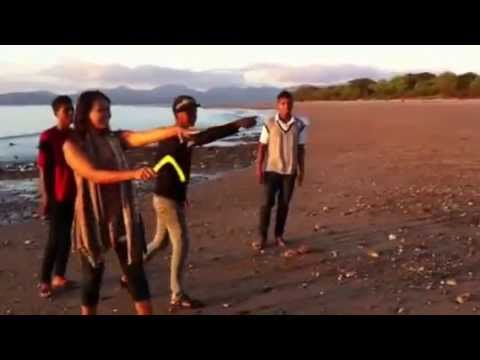 Main bumerang di pantai Lasiana Kupang