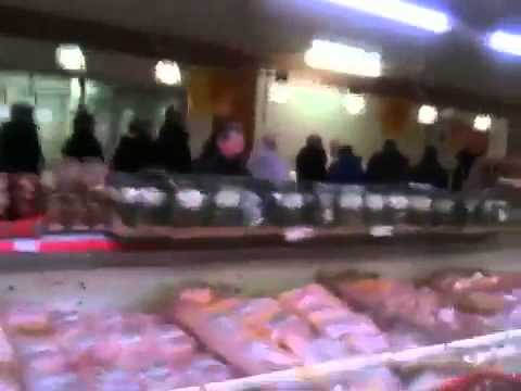 Rzucili taniej mięso w Carrefour Szczecin.