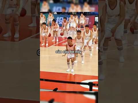 Cậu bé làm rơi bóng trong buổi biểu diễn nhưng vô cùng bình tĩnh 😂