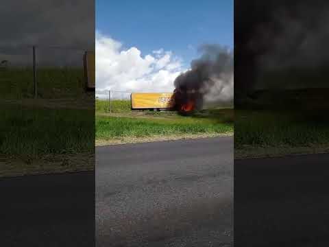 Carreta dos Correios pegou fogo na BR-324 na altura de Amélia Rodrigues Bahia