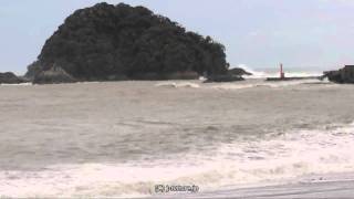 preview picture of video '台風15号の波 海部川河口　2011/09/21 9時頃'