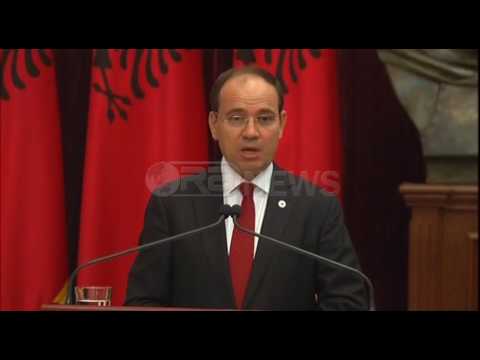 Ora News - Nishani dekoron kardinalin Ernest Troshani me “Nder i kombit”