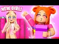 THE NEW GIRL AT SCHOOL IN ROBLOX BROOKHAVEN