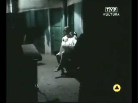 Βιντεοσκοπημένο απόσπασμα από τη θεατρική παράσταση Νεκρή τάξη [Umarła Κlasa, 1975] του Tadeusz Kantor, στην οποία δρουν επί σκηνής ηθοποιοί και κέρινα ομοιώματα - μανεκέν. 