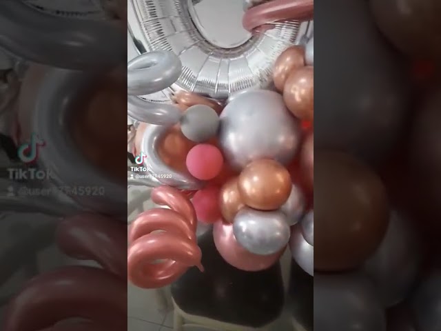 Vídeo relacionado con Globos de aire rojos, negros y blancos, 60 unidades, globos de látex con confeti y helio, globos rojos y blancos para cumpleaños, boda, compromiso, día de San Valentín, cartas de póker, decoración de
