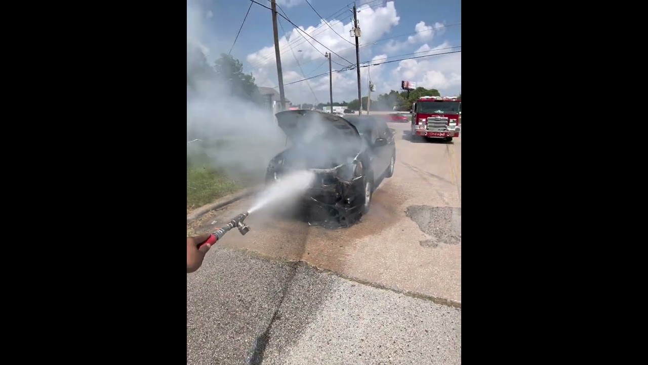 Houston Pressure Washer Comes Across Burning SUV Before Firefighters || ViralHog
