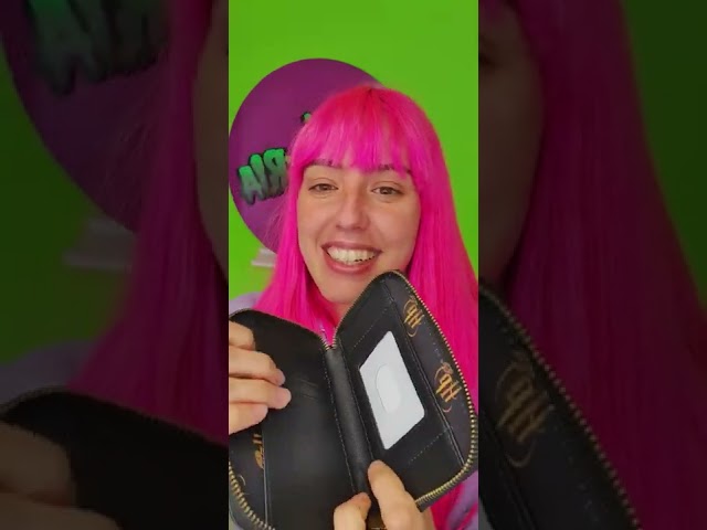 Vídeo relacionado con Loungefly Mochila peque a de rana de chocolate de Harry Potter, Oro, Talla nica, Mini mochila