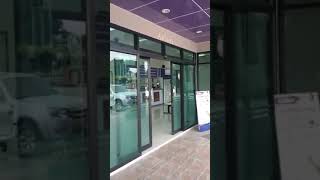 ประตูเลื่อนอัตโนมัติบานอลุมิเนียมสีดำ