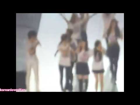 131026 KEY&AMBER WALK HUGGED!