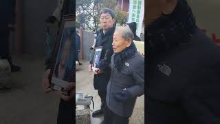 2024年2月27日(火)、不二越正門前でアピールする原告の金明培(キム・ミョンベ)さん。10時からの株主総会に参加し、不二越に「大法院判決に従え」と警告した。#不二越　#株主総会　#徴用工
