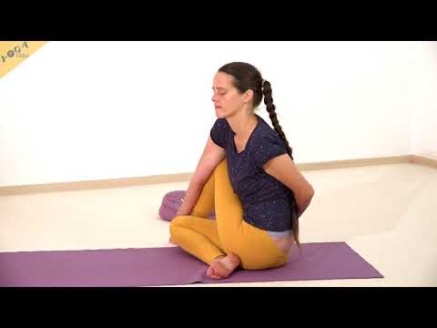 Drehsitz mit kleiner Vajroli Mudra - Yoga Asana Lexikon