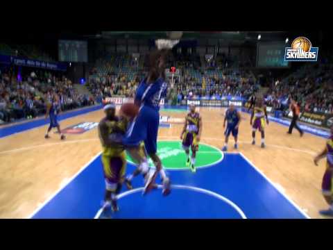 FRAPORT SKYLINERS Zachery Peacock verkürzt per Dunk beim Basketball Heimspiel gegen Hagen