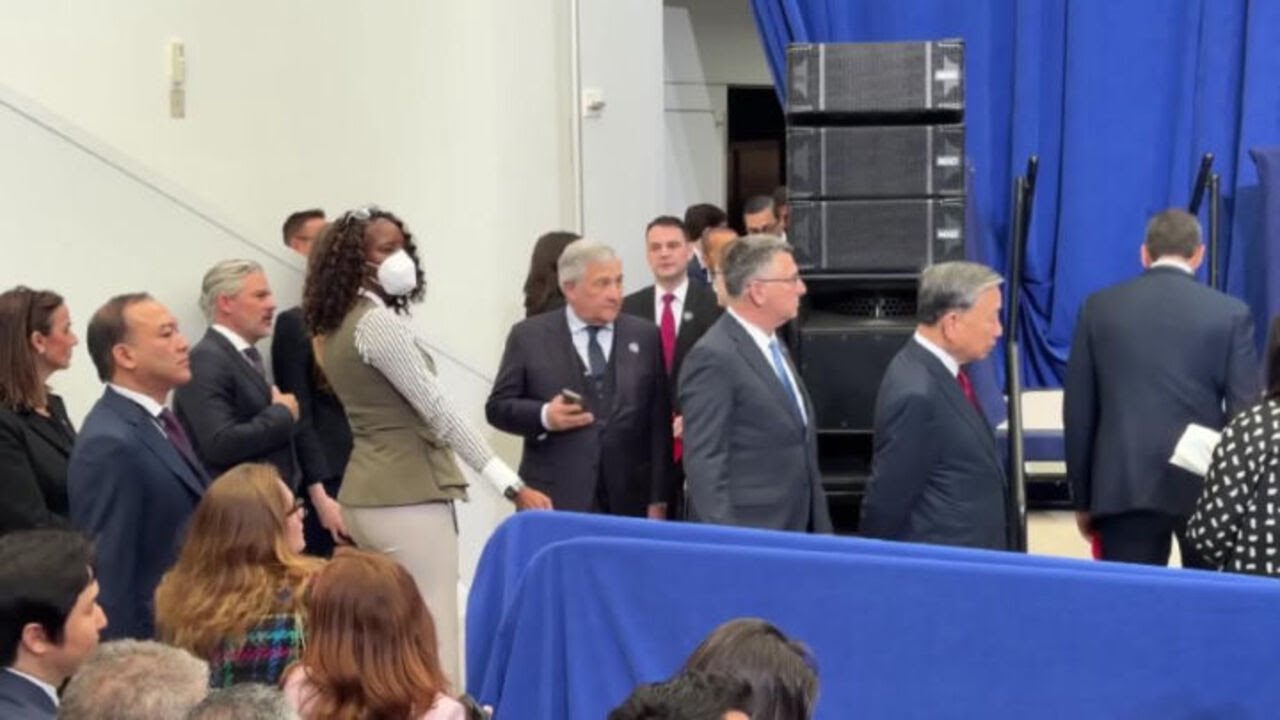 Apertura del Board of Peace, l'arrivo di Tajani e degli altri leader con berretto MAGA in mano