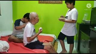 Download lagu Menyuapi  Kakek mp3