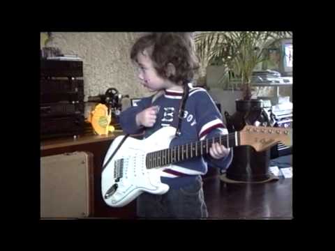 Ezra Soerioroseno 3 jaar met gitaar