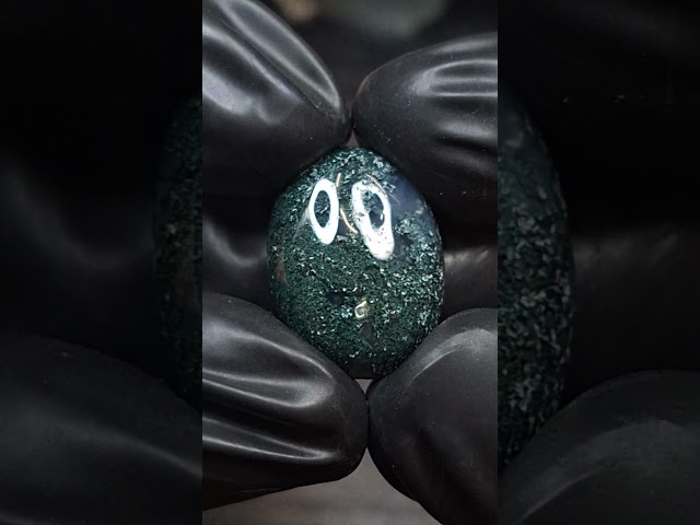 حجر عقيق طحلبي طبيعي أخضر تكوين رائع