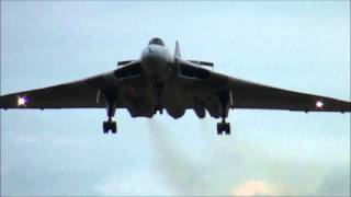 preview picture of video 'Vulcan LOW LANDING RAF Waddington 05/07/14'