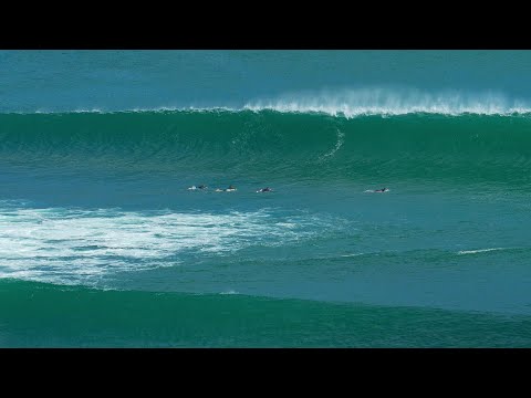BIG WAVE OF THE DAY, ONLY FOUR FREESURFERS AT IMPOSSIBLES AND BINGIN 