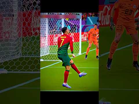 Cristiano's amazing shoulder passes 🥶 🐐#shots #ronaldo #pass #football #cr7 #edit