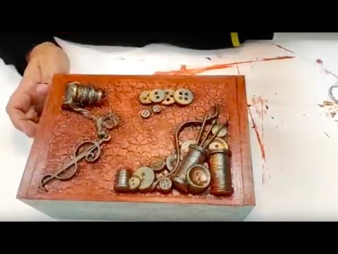 Decoración de una caja de madera con relieves, incrustaciones y pátinas