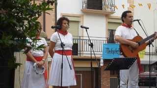 preview picture of video 'Actuación de Alma Navarra en las Fiestas de Nalda 2013'