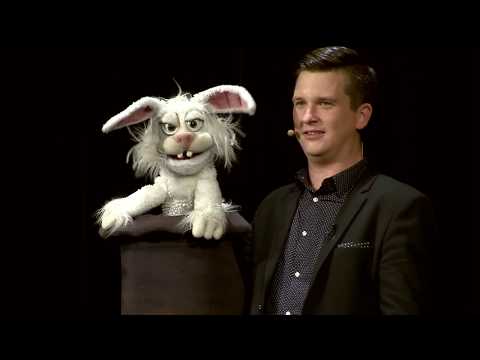 Bauchredner Tim Becker und sein Aggro- Zauberhase