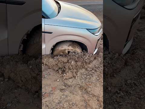 900 л.с. и полный привод… но этот SUV застрял в грязи