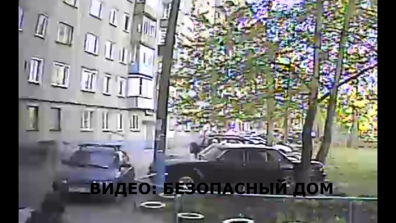 Кусок крыши упал на припаркованный автомобиль в Пензе