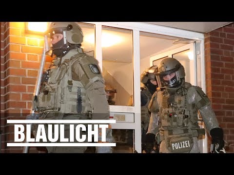 MEK-Einsatz nach Messerstecherei - Mann schwer verletzt