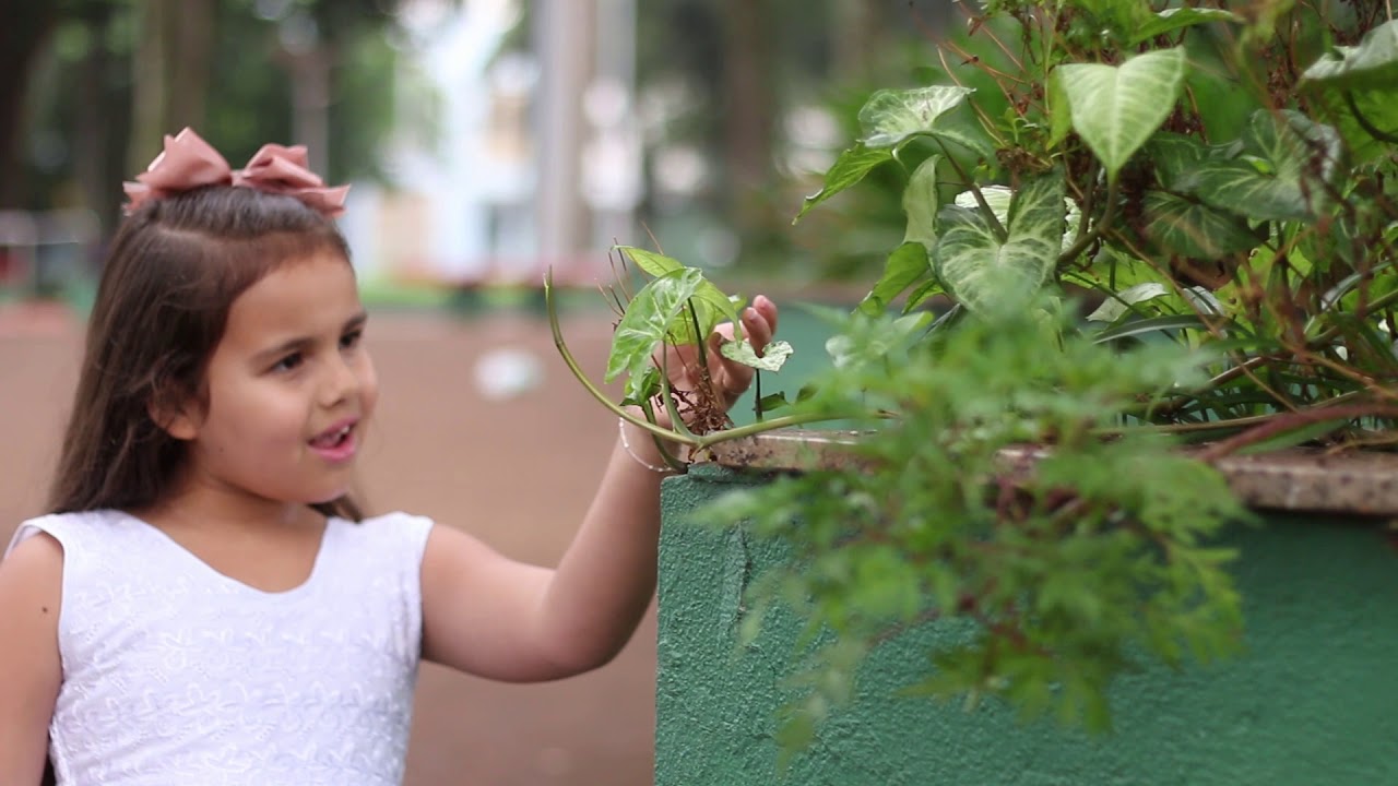 QUE LINDA VOZ TEM ESSA CRIANÇA!