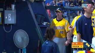 [分享] 猛登不爽江春緯+摔手套影片