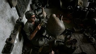 Gravierte Porträts auf Grabsteinen halten Erinnerungen in Pakistan lebendig