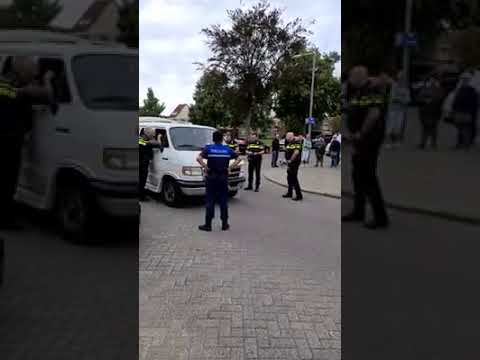 Racist in Pernis laat buschauffeur niet door vanwege huidskleur!! #RET#blacklivesmatter