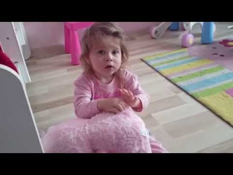 Zuzia lalka nieduża -  2-letnia Majunia śpiewa