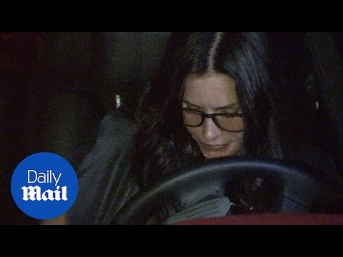 Courtney Cox shows off her specs appeal as she greets fans - Daily Mail