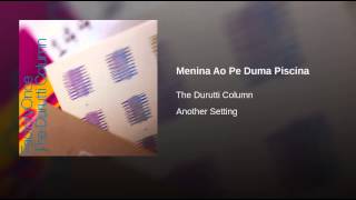 Menina ao Pe Duma Piscina