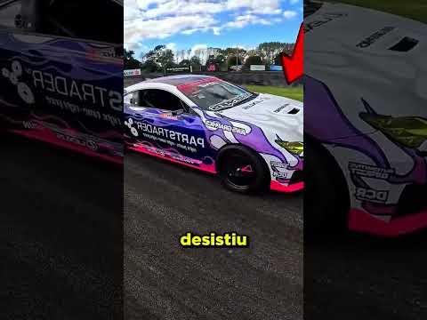 Esse carro pegou fogo no meio da corrida