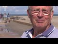 Wandelaars en vissers getroffen door golfslag over pier Hoek van Holland