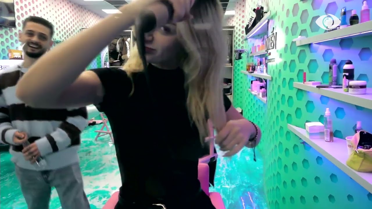 Po pres të dali…/ Mateo improvizon zemrën në krevat për t'i bërë surprizë Brikenës