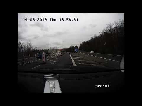 Automobil na silnici I/13 v protisměru