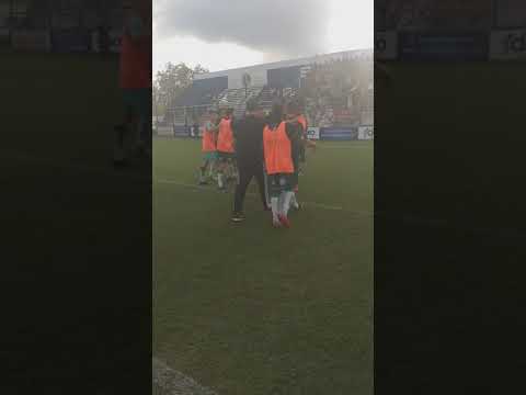 "Merlo 0 - Ituzaingó 1. Festejo de los jugadores con la hinchada" Barra: La Banda del León &bull; Club: Ituzaingó