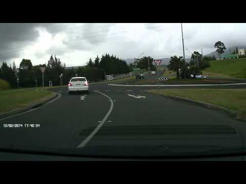 Fucking moron doesn't know roundabout rules